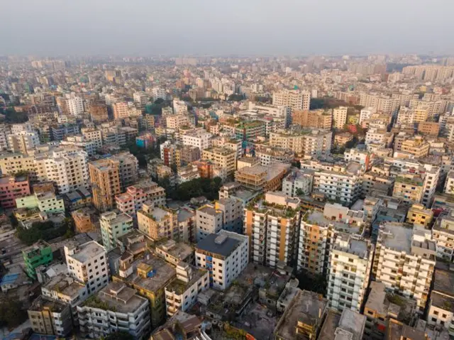 ওপর থেকে তোলা ছবিতে দেখা যাচ্ছে ঢাকার অগণিত ভবন
