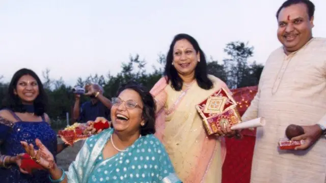 अगरवाल कुटुंबीयांची संपत्ती तिन्ही भावांमध्ये समान वाटप करावी यासाठी गोयल आग्रही होत्या.