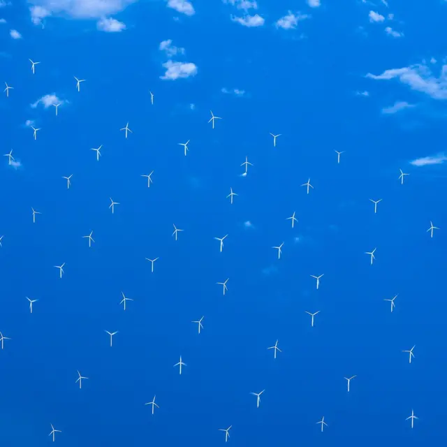 Vista de un parque eólico desde el cielo.