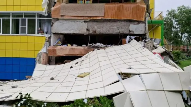 रूस में भूकंप के बाद कई इमारतों को नुक़सान पहुंचा है