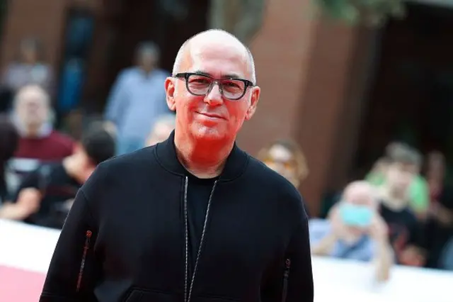 Ferzan Özpetek, 22 Ekim 2024'te Via Condotti Ödülü'nü aldı. Siyah bir üstle poz veriyor, gerisi flu. 