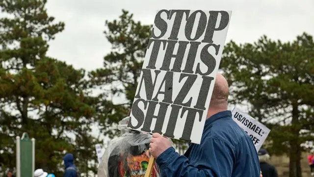Антифашистські лозунги під час протесту проти адміністрації Трампа у Детройті у квітні цього року 