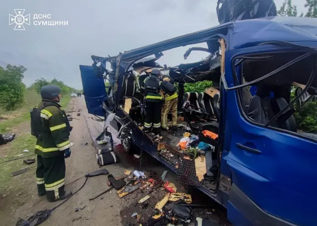 Minibus destruido