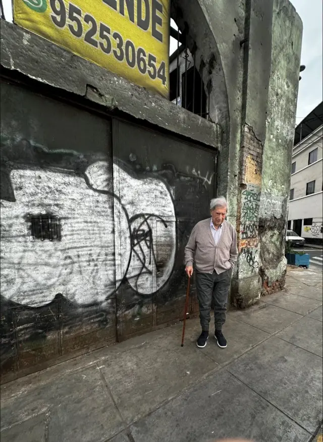 Vargas Llosa en el exterior de La Catedral