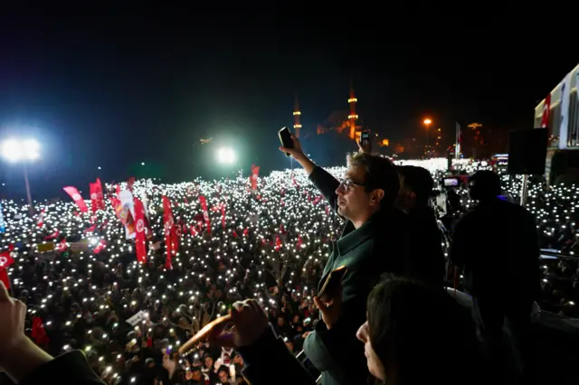 Saraçhane'deki eylemde telefonlarının ışıklarıyla aydınlatma yapanlar. 