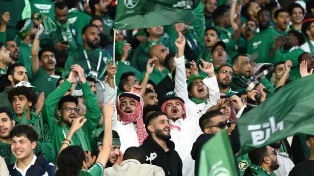 مشجعو المملكة العربية السعودية خلال مباراة كرة القدم في تصفيات كأس العالم 2026