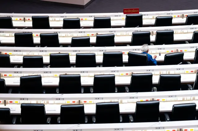 สว. ชุดที่ 13 มาจากการเลือกกันเองในกลุ่มอาชีพ และเลือกไขว้กลุ่มอาชีพ ซึ่งขณะนี้ 3 ใน 4 ของสมาชิกยังอยู่ระหว่างถูกตรวจสอบ "คดีฮั้วเลือก สว." ในชั้น กกต.