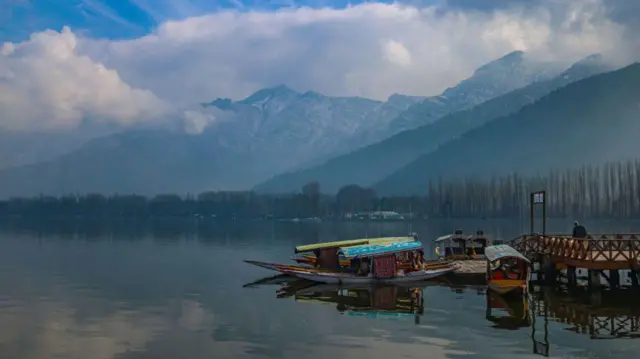 काश्मीर पर्यटनासाठी प्रसिद्ध आहे. रेल्वेचा मार्ग पर्यटकांसाठीही स्वस्त पर्याय उपलब्ध होणं अपेक्षित आहे.