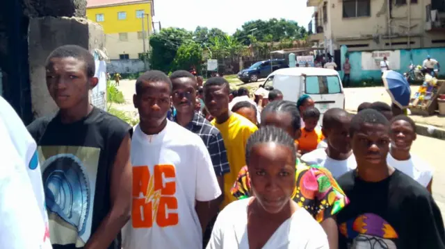 Ụmụakwụkwọ na-eche ka oge ule ha ruo n'ogige ule dị n'Umuahia, Abia Steeti