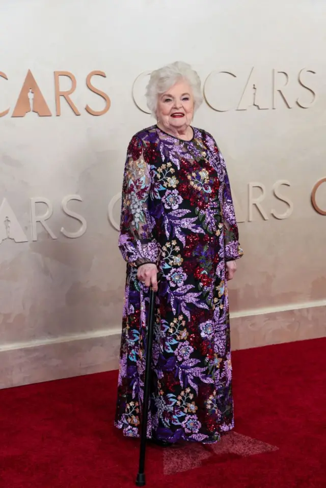 June Squibb, de 95 anos, com um vestido bordado roxo