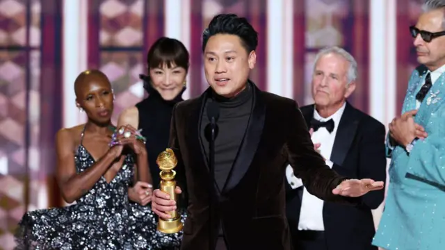 Cynthia Erivo, Michelle Yeoh, Jon M. Chu, Marc E. Platt, Jeff Goldblum en el escenario después de que Wicked ganara el premio al mayor logro cinematográfico o de taquilla en los Globos de Oro 2025, celebrados en el hotel Beverly Hilton, Los Ángeles, California, Estados Unidos, el 5 de enero de 2025. (Foto: Rich Polk/GG2025/Penske Media via Getty Images)