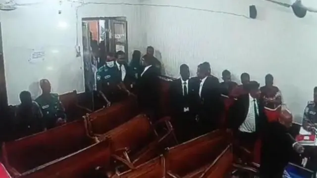 বরিশালে বিচারকের উপস্থিতিতেই আদালতে হট্টগোল করেন কয়েকজন আইনজীবী।