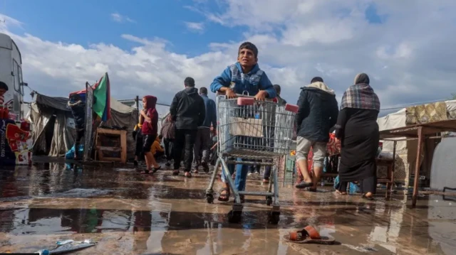 শীতের আগাম বৃষ্টি কয়েকটি জায়গায় বন্যা নিয়ে এসেছে