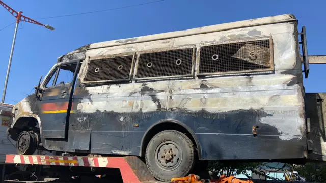 जाळपोळ झालेली पोलिसांची गाडी.