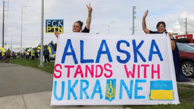 يحمل المتظاهرون لافتة خلال احتجاج تضامني مع أوكرانيا، قبل الاجتماع بين الرئيس الأمريكي دونالد ترامب والرئيس الروسي فلاديمير بوتين، في أنكوريج، ألاسكا.