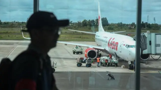 Foto ilustrasi: Calon penumpang berjalan menuju gerbang keberangkatan di Bandara Tjilik Riwut, Palangka Raya.