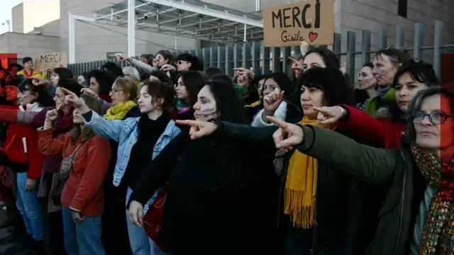 Жінки збираються на підтримку Жизель Пеліко біля будівлі суду в Авіньйоні