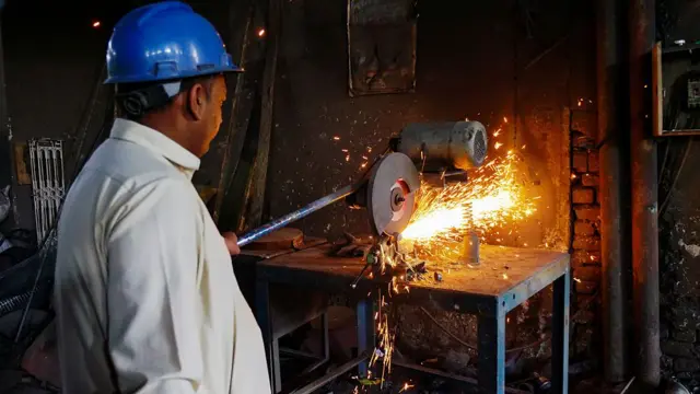 پاکستان میں بڑی فصلوں اور صنعتوں کی پیداوار میں کمی: معاشی بحالی کا حکومتی دعویٰ کتنا درست ہے؟