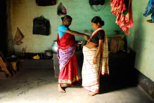 சோளகர் பழங்குடியினத்தை சேர்ந்த மக்களே அந்த கிராமத்தில் வசித்து வருகின்றனர். பொதுவாக பிரசவங்களை வீட்டிலேயே பார்த்துக் கொள்ளும் வழக்கம் கொண்டவர்கள்.
