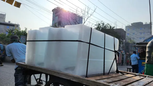 ভ্যানে করে বরফ নিয়ে যাওয়া হচ্ছে