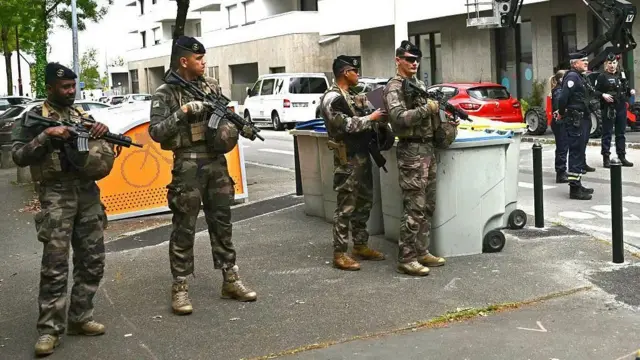 Naoružani francuski oficiri ispred škole