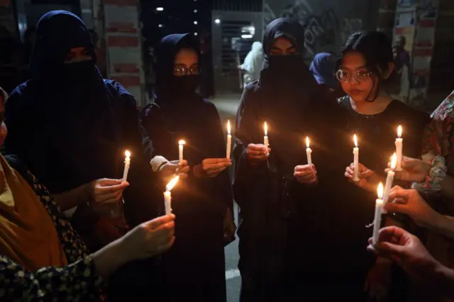 দেশজুড়ে ধর্ষণের ঘটনার প্রতিবাদে ও জড়িতদের শাস্তির দাবিতে মধ্যরাতে শিক্ষার্থীরা বিক্ষোভ করেছেন