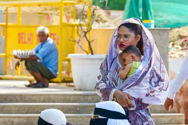 ভারতের একাধিক রাজ্যে তাপ প্রবাহের সতর্কতা জারি করা হয়েছে। 