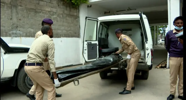 ፖሊሶች አስከሬን ሲያነሱ