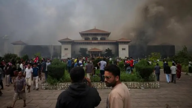 মঙ্গলবার পার্লামেন্ট ভবনে আগুন ধরিয়ে দিয়েছে বিক্ষোভকারীরা
