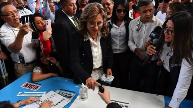 Sandra Torres cercada por apoiadores