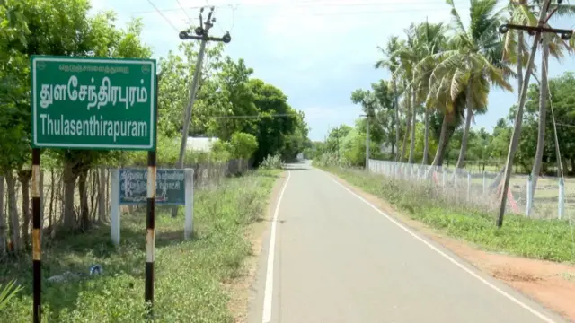 Placas de trânsito mostrando vilarejo Thulasendhrapuram