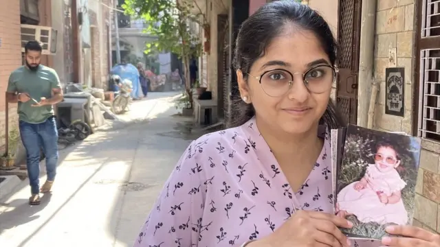 Aastha Arora akiwa na picha yake akiwa mtoto