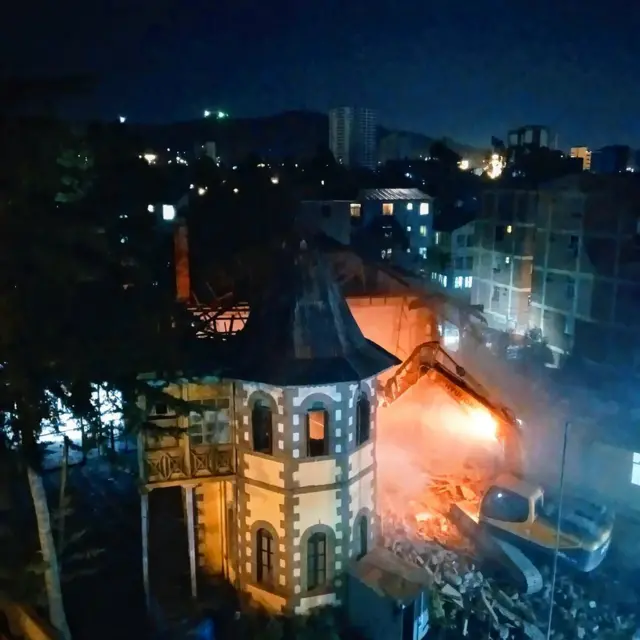 የዘመናት ታሪክ በሰዓታት ውስጥ በምሽት ጨለማ ላይመለስ ወድሟል።