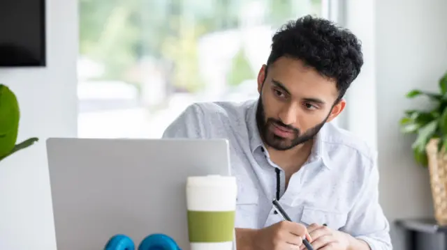 एक्सपर्ट्स को डर है कि ओपीटी के तहत मिलने वाले एक्सटेंशन को कम किया जा सकता है. 