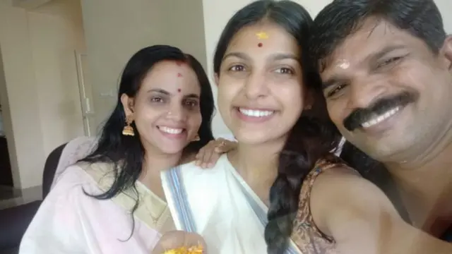 తల్లిదండ్రులతో ఆర్య పార్వతి 