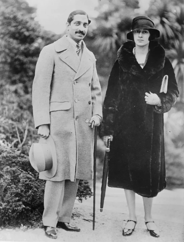 مهاراجه توکوجی رائو هولکار سوم (چپ) همراه با همسر آمریکایی‌اش