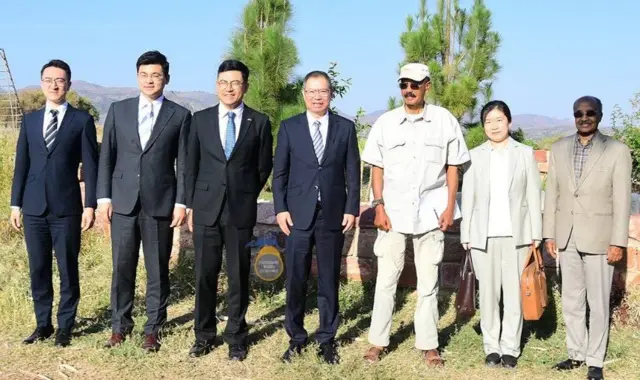 ፕረዚደንት ኢሳይያስ ምስ ቻይናውያን ዲፕሎማሰኛታት ኣብ ዓዲ ሃሎ ንስእሊ ደው ኢሎም