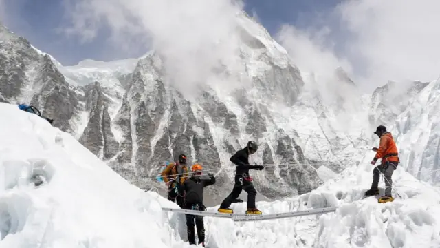 सगरमाथा आरोहणका क्रममा भर‍्‍याङ प्रयोग गरिँदै