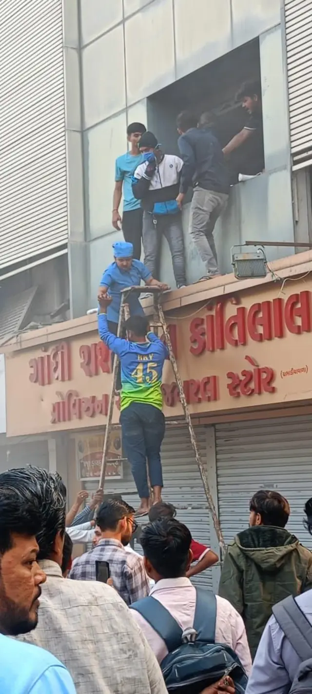 આગ લાગતાં અહીં દાખલ દર્દીઓનું રૅસ્ક્યૂ કરવામાં આવ્યું હતું.