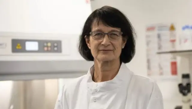 Jenny Harries no laboratório