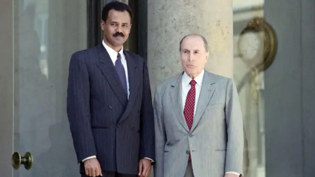 Peu après l'indépendance de l'Érythrée, Isaias Afwerki a été invité dans de nombreuses capitales occidentales, notamment à Paris en 1994, où il a rencontré le président de l'époque, François Mitterrand.