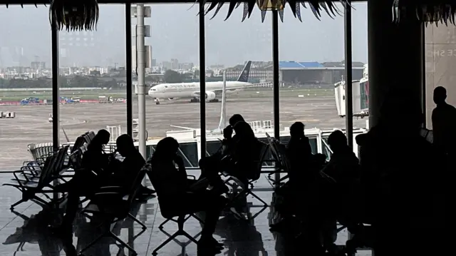 गत साता मात्र मुम्बई विमास्थलमा १० नेपालीहरू पक्राउ परेको भारतीय सञ्चारमाध्यमहरूले जनाएका छन् 