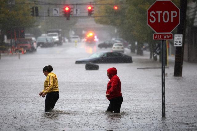 Personas enfrentando inundaciones en NY
