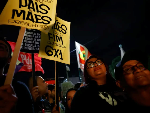 Trabalhadores e movimentos sociais fazem manifestação pelo fim da escala de trabalho 6 x 1 e pela taxação dos super-ricos, na Praça XV, Rio de Janeiro (RJ), em 10/07/2025
