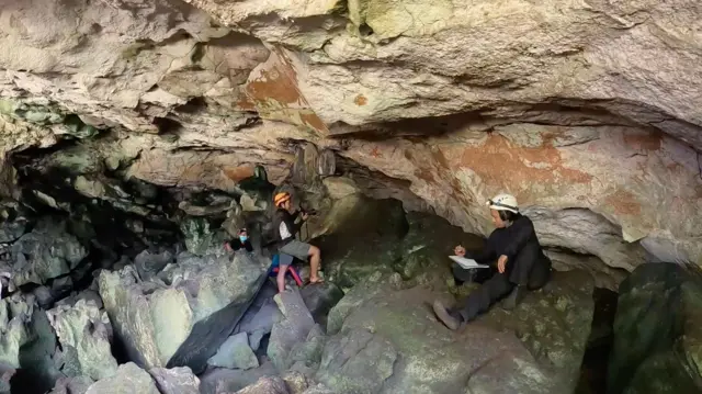 Salah satu cap tangan di Gua Metanduno diduga merupakan cap tangan anak-anak.