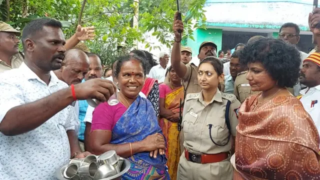 இறையூர் கிராமத்தில் புதுக்கோட்டை மாவட்ட ஆட்சியர் மற்றும் மாவட்ட காவல் கண்காணிப்பாளர்