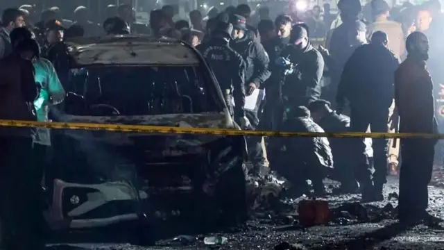 ఎర్రకోట వద్ద సంఘటనా స్థలంలో ఆధారాలను సేకరిస్తున్న సిబ్బంది