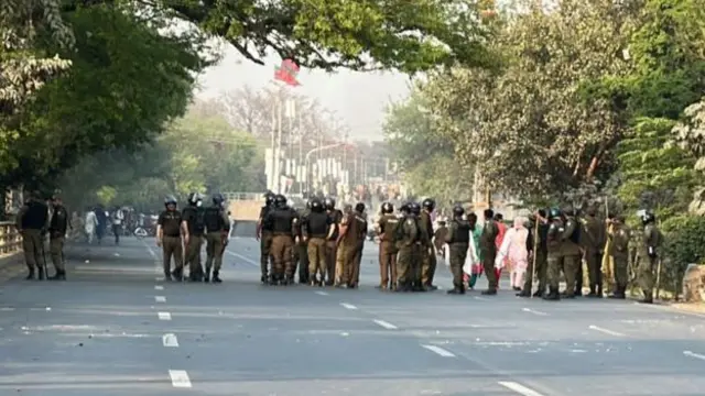 इम्रान खान यांच्या घराजवळ पोलीस बंदोबस्त