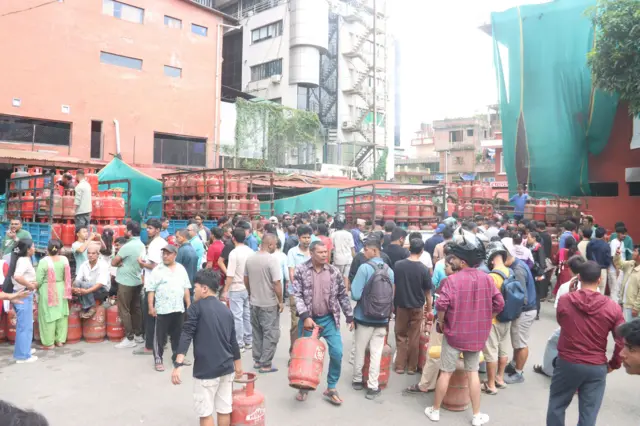 आयल निगमले पुरानो जिल्ला प्रशासन कार्यालय काठमाण्डूबाट ग्यास वितरण गर्दै