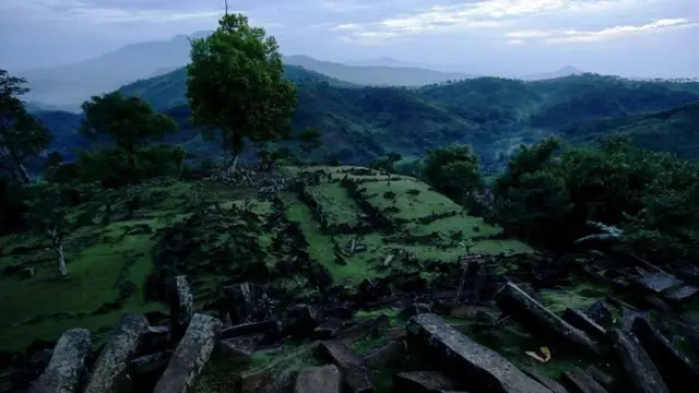 ګونانګ پادانګ د (روښنايي غر) په معنی ده.